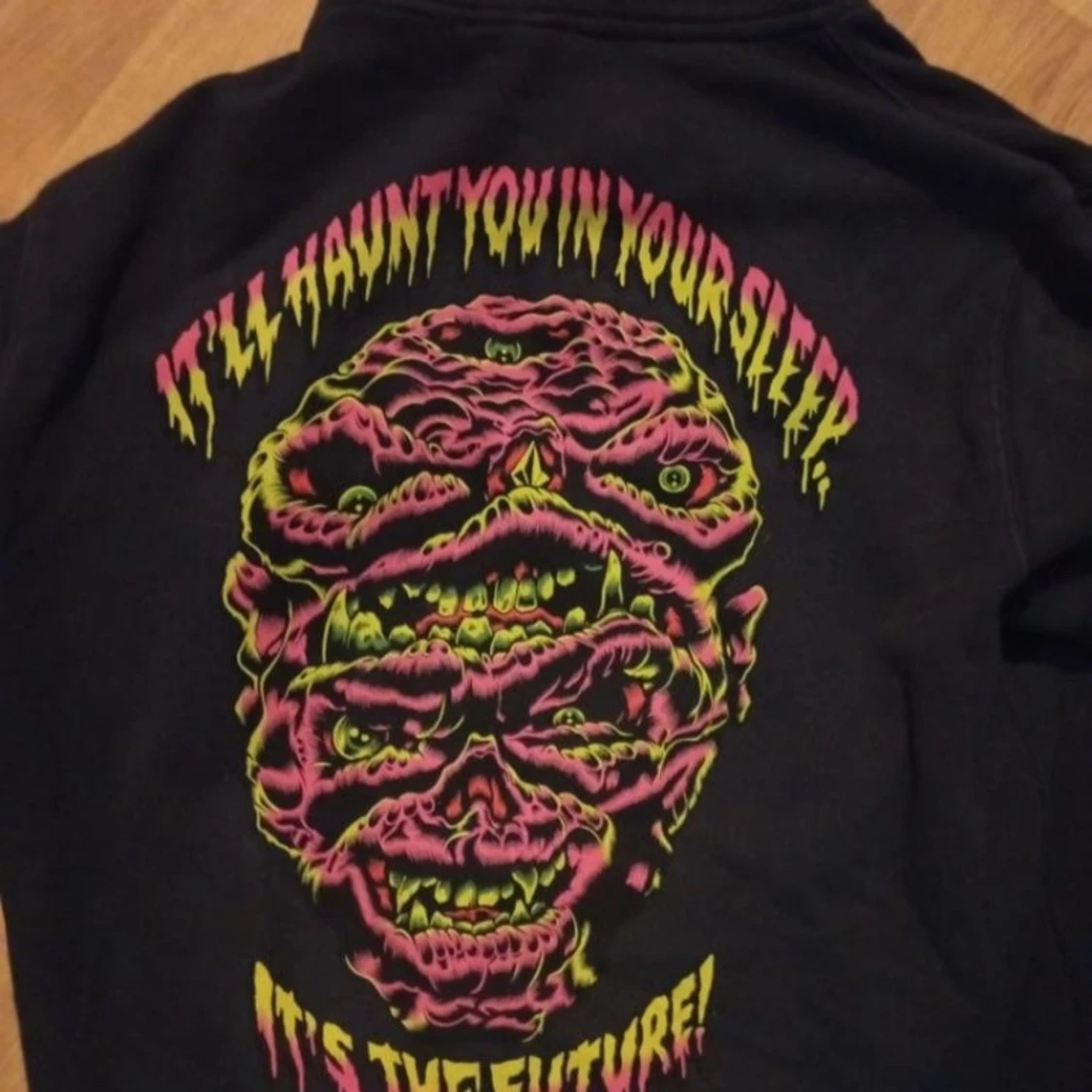 Svart retro Volcom hoodie med neontryck - 1