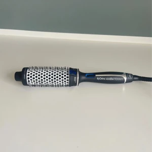 Björn Axén Tools varmluftsborste - En svart och silver varmluftsborste från Björn Axén Tools med rund borste och keramisk yta. Storlek 38mm, perfekt för folk med mellanlångt hår.
