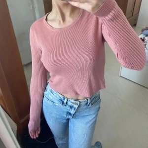 Topp med rosett - Gullig rosett i ryggen som man kan knyta upp och knyta om själv som man vill ha den. Vet ej storlek men skulle gissa xs-s (jag har xs-s i vanliga fall). Har en liten missfärgning som ni ser på bild 4, det syns dock bara om man kollar mycket noga. Skriv om ni också vill köpa annat på min sida så kan ni få paketpris och slipper betala dubbelfrakt