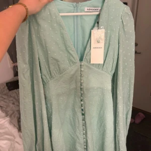 Adoore klänning  - Superfin ljusgrön klänning från Adoore med v-ringning, Klänningen har ett diskret prickigt mönster! Klänningen har slutats säljas och går ej att få tag på längre🌸endast använd en gång 