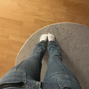 Blå bootcut jeans med fickdetaljer - Säljer dessa jeans då dom tyvärr blivit försmå för mig