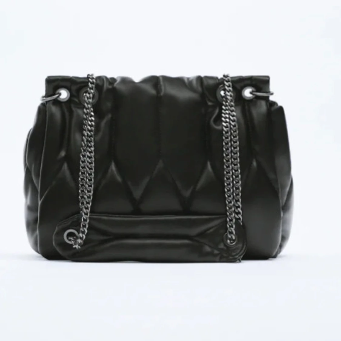 Svart quiltad axelväska