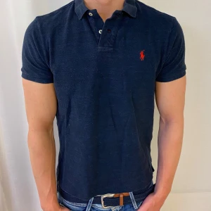 Marinblå  Ralph Lauren piké  - Tvär snygg marinblå piké från Ralph lauren i topp skick , den är slim fit modell därmed sitter as bra , skriv för frågor eller likande 🤗