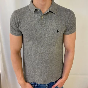 Grå Ralph lauren piké  - Säljer en as snygg grå Ralph lauren piké i topp skick , den är i skum fit modell så sitter as bra , skriv för frågor eller likande 🤗