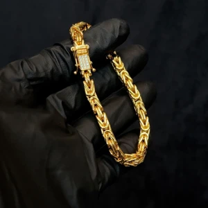 Kejsarlänk 14K Guldpläterad VVS Kistlås - PRISSÄNKT‼️Kejsarlänk armband i 14K guldplätering, utrustad med ett kistlås med 15st VVS-Top CZ prong-set stenar som blänker fint och fångar blickar! Stämpel 14K (notera att armbandet är pläterat, ej massivt guld). Längd 20.5cm och bredd 6mm.