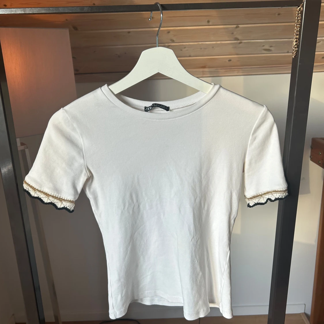 Vit topp med spetsdetalj från Zara - 1