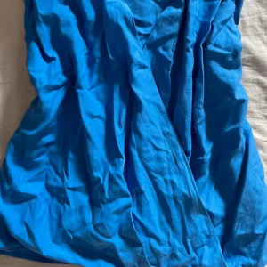 Blå omlott blus - nyskick! Aldrig kommit till användning. Passar M. Märke Mango/MNG   #blå #draperad #elegant #sommarstil #kontorskläder #vintage#chictop #skandinaviskstil #minimalistisk #tidlös #vittop #crossover #draperad #sommartopp #treandy #minimalistiskmode #feminin #vintageinspirerad