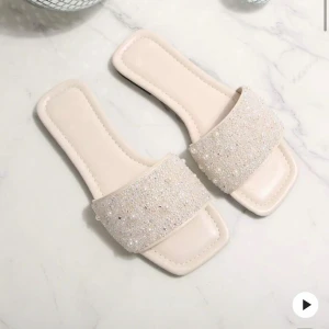 Tofflor - Snygga tofflor nu till sommaren med glitter och pärlor. Fotlängd:26 cm