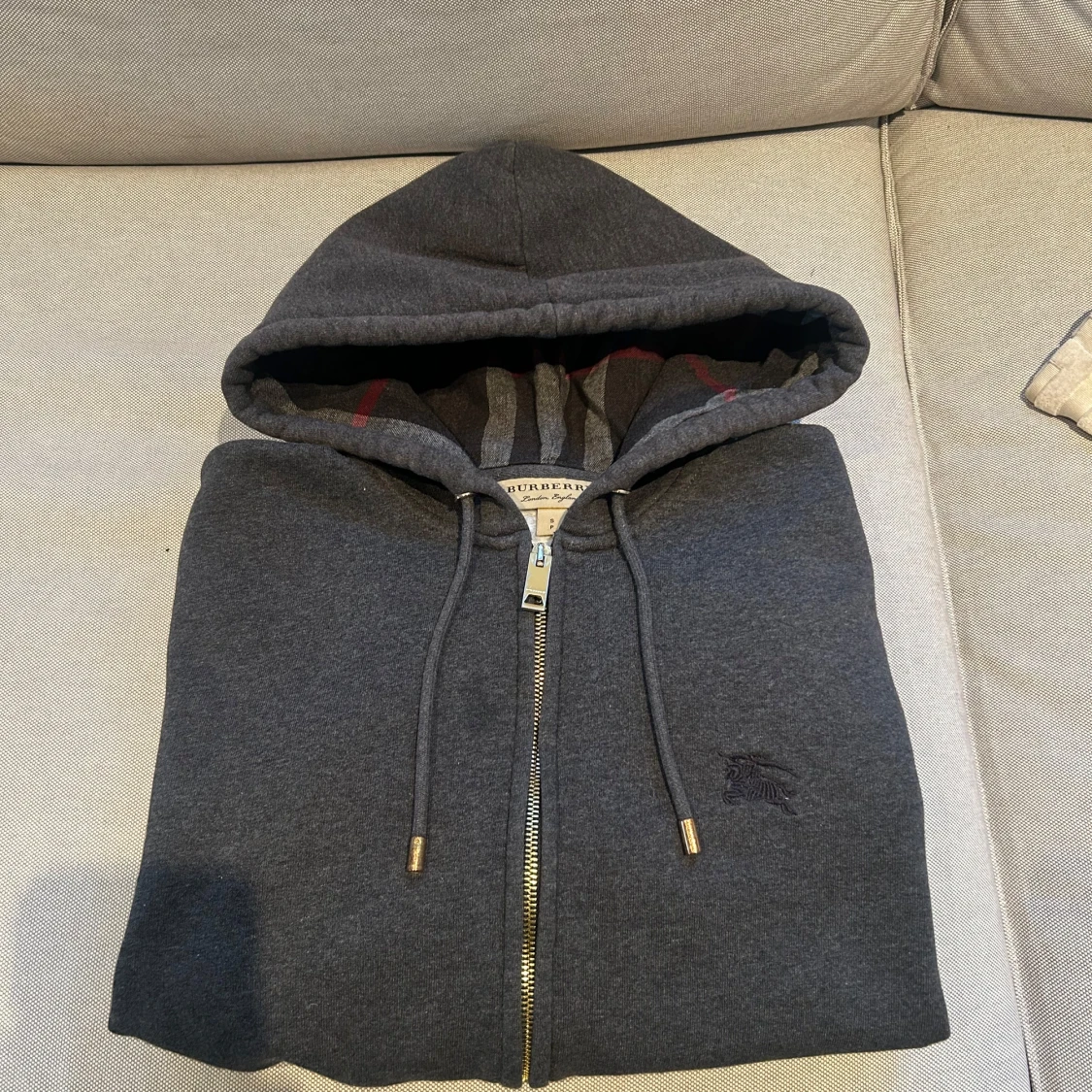 Mörkgrå Burberry hoodie med dragkedja