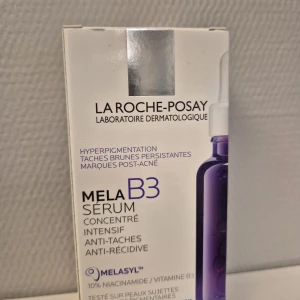 La Roche-Posay Mela B3 Serum - Mela B3 Serum från La Roche-Posay är ett intensivt ansiktsserum mot hyperpigmentering och mörka fläckar. Innehåller 10% niacinamid (vitamin B3) och Melasyl. Kommer i en lila glasflaska med pipett för enkel applicering.