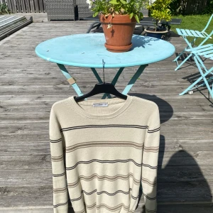 Beige randig tröja från mango - Säljer en riktigt snygg och skön beige randig tröja från mango. Finns inga tecken på användning. Tröjan känns tjock men är samtidigt luftig. Passar perfekt till sommarkvällar och hösten. Hör av er vid frågor eller om du vill ha fler bilder. 👊