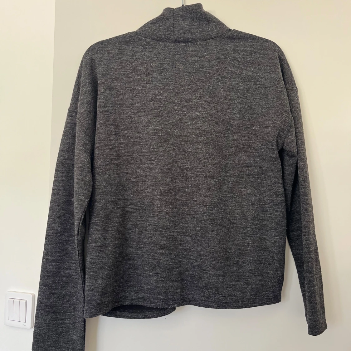 Mörkgrå polotröja i mjukt material - 1