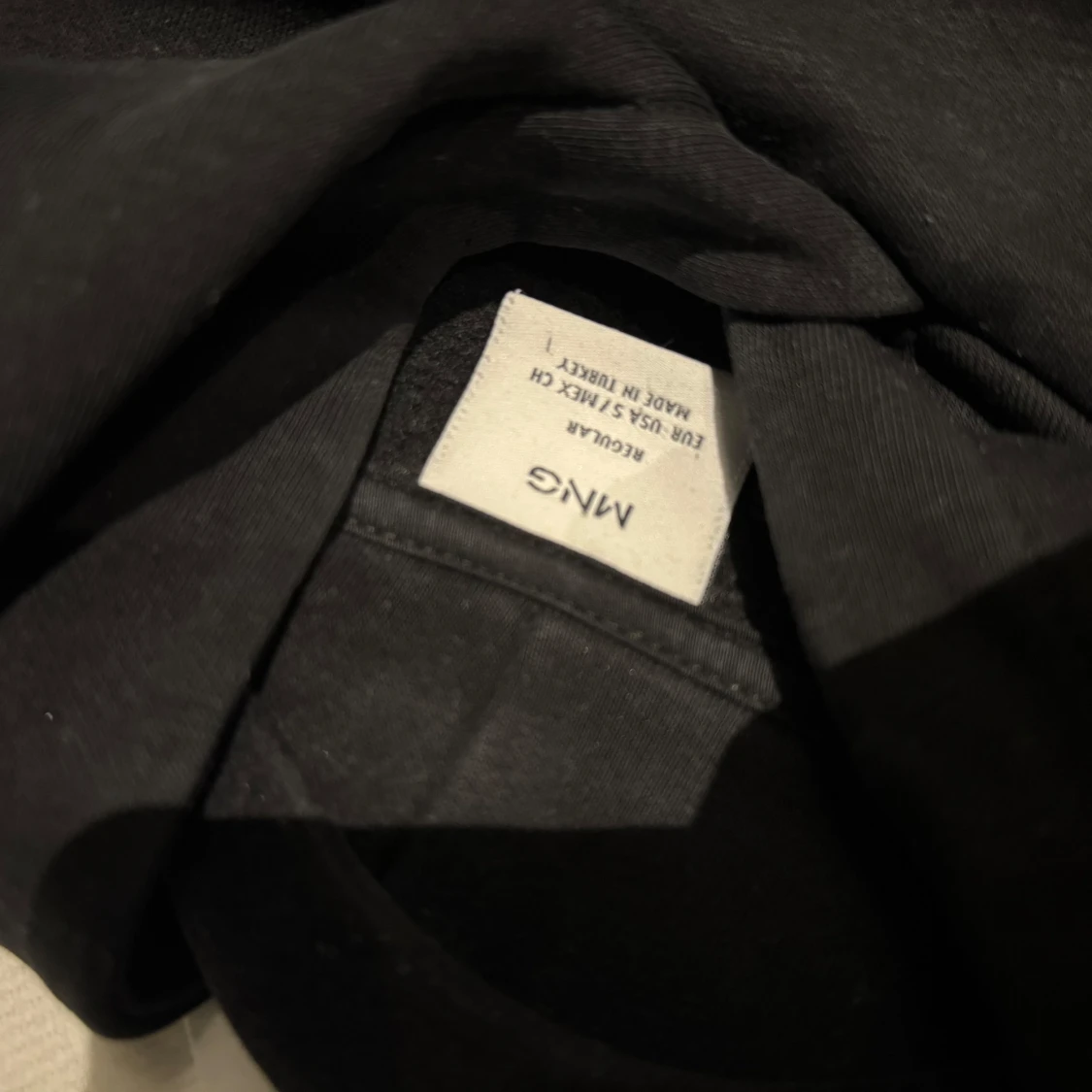 Svart hoodie från Mango med tryck - 2