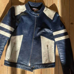 Michael kors läderjacka  - Säljer min snygga michael kors bikerjacka eftersom den inte kommer till användning:) jättefint skick! pris kan diskuteras <3 skriv vid behov av mer detaljerade bilder eller andra frågor 💕