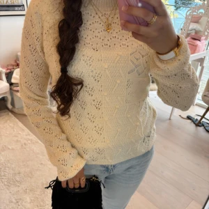 Stickad beige tröja med mönster - Säljer en super fin stickad beige tröja !! 💛💛 I storleken M från mango. Aldrig använd och är därför i nyskick! 💓💓