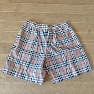 Burberry shorts | strl. XL - Helt nytt par Burberry shorts, badbyxliknande