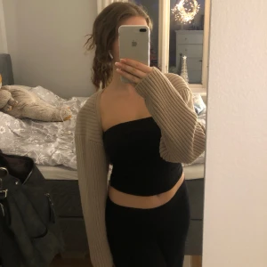Beige stickad bolero - Superfin stickad bolero från hm. Säljer för att den är för stor för mig så komme inte till användning. Använd få gånger💗