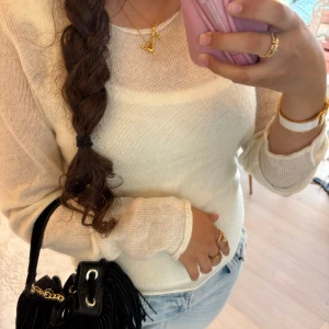 Vit stickad långärmad tröja - Säljer en super fin vit stickad tröja !! 💛💛 I storleken ONE SIZE från brandy. Aldrig använd och är därför i nyskick! 💓💓