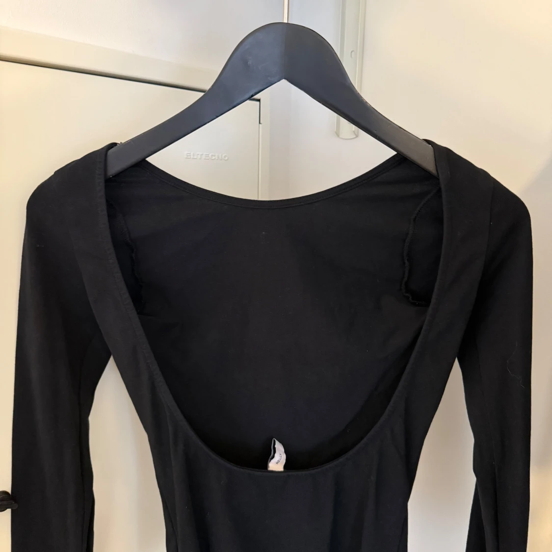 Svart långärmad topp med öppen rygg från Nelly  - 1