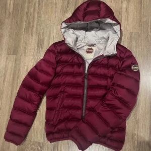 Colmr jacka - Jätte fin röd colmar jacka! Använt den senaste vintern. Säljer då den börjar bli för liten