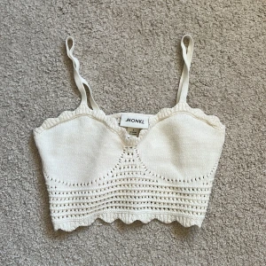 Vit stickad linnetopp från Monki - Vit stickad linnetopp från Monki i storlek S. Använt få gånger så i bra skick.