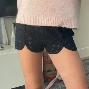 svarta spetsshorts - supersnygga svarta shorts som är perfekta när det är sommar ute! funkar för både en xs och s även fast den är skriven i s! använd typ en gång då de är för små för mig så därmed nästan helt nya!