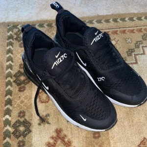 Nike air max 270 sneakers - Storlek 40, 25 cm innersula. Ingen aning om dom är äkta eller inte men dom ser bra ut.