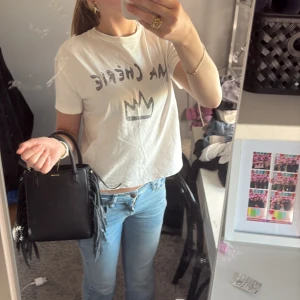 snygg vit tröja - Säljer en vit tshirt med hov1 krona och ma Cherie. As snygg tröja med mjukar material!