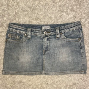 Blå jeanskjol från Pimkie - Snygg ljusblå jeanskjol från Pimkie med klassisk femficksdesign, bälteshällor och slitna detaljer. Kjolen är kort och har dragkedja och knapp framtill. Perfekt för dig som gillar en avslappnad och trendig look. Står ingen storlek men uppskattar S. Köp via Swish + frakt (ej köp nu) eller direkt via vinted @moa.06 (pga plicks nya avgifterk) 🩷