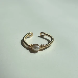 Cleo Ring - Denna ring är tillverkad för hand med rostfri ståltråd som gör den både hållbar och rostfri. Den är justerbar för en perfekt passform och pryds med äkta sötvattenspärla.