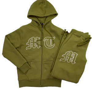 Söker tuttolente tracksuit - Söker en tuttolente dress i storlek M, bra skick och kan säljas till ett bra pris. Jag kan erbjuda pengar och något litet i byte beroende på vad du vill ha