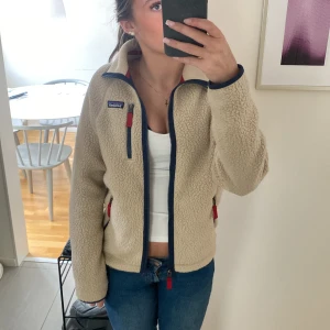 Patagonia fleece  - Tjena säljer åt syrran den är Nästan oanvänd fleece från patagonia nypris 1800 säljer för 1100 men pris kan diskuteras.