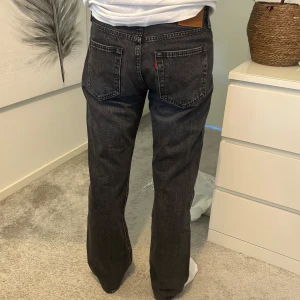 Levis 501 - Säljer ett par svarta levis 501 i herr storlek W31 L32. Använda men inget som syns.