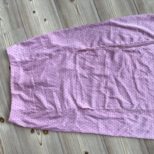 Ljusrosa midikjol  - Kjol från H&M med slitsar framtill, lappen är bortklippt men gissar att det är storlek S/M. Finns några små fläckar framtill (se bilder)