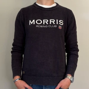 Morris Rowing Club stickad tröja - Fet stickad morris tröja! Skick 7/10, använd men inga större defekter. Storlek S. Modellen är 176 och väger 67 kg.