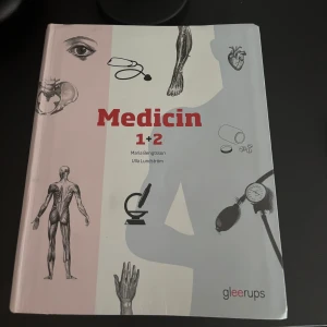 Medicin 1+2 - Perfekt för dig som vill lära dig mer om människokroppen, sjukvård och medicinska ämnen! Boken är rikt illustrerad med bilder av anatomi, medicinska verktyg och läkemedel. Passar både studier och dig som är nyfiken på medicin.