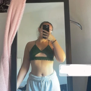 Virkad top - Säljer denna super fina hemgjorda virkade toppen i grön, perfekt för sommaren. Säljer då den inte kommer till användning☺️ säljer likadana i blå/vit och röd.