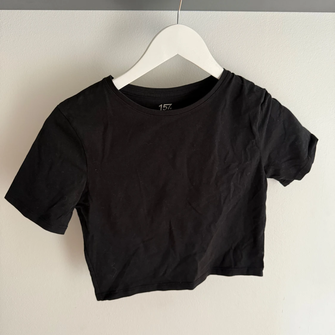 Svart croppad t-shirt från 157