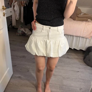 Vit volang jeans kjol  - Super gullig volang kjol ifrån Zara 