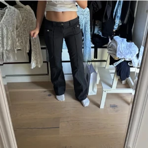hm jeans svarta jeans fickor - helt slutsålda & väldigt populära. Upp sprättade där nere för att de skulle bli längre, passar mig som är 166 nu. 💕 storlek 40 sitter som 38