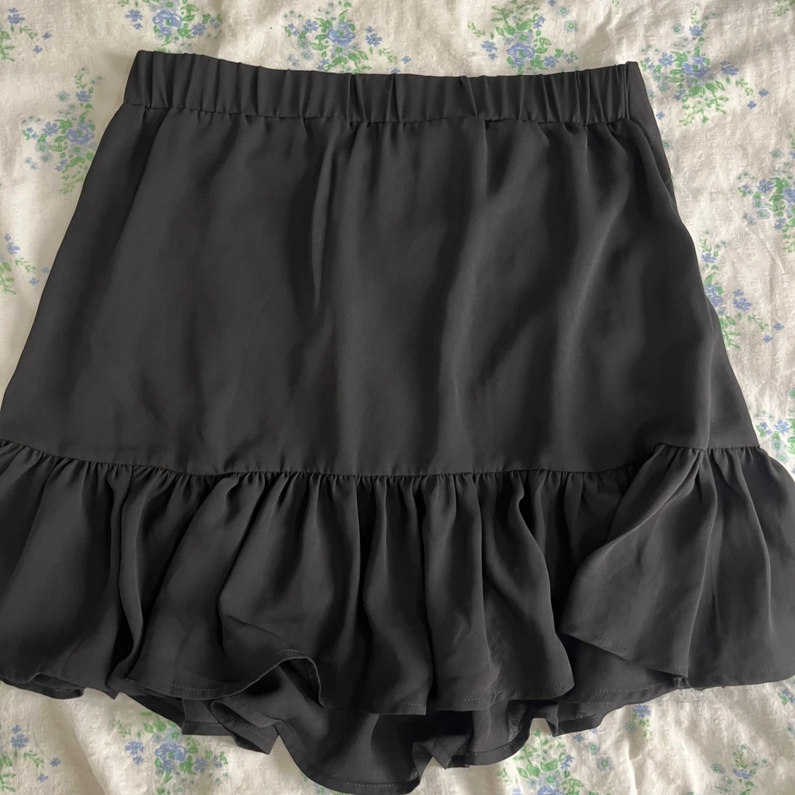 Svart volangkjol från Gina Tricot - 1