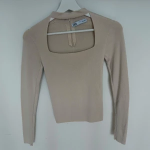 Beige ribbad topp från Zara - Trendig beige topp från Zara med lång ärm och fyrkantig urringning. Passar mig som brukar ha strl XS💛💛💛