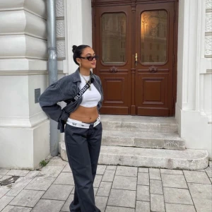 Svarta Dickies 874 byxor wide fit - Svarta Dickies 874 Original Fit byxor med klassisk rak och loose passform. Byxorna har låg midja och är tillverkade i slitstark bomullsblandning. Perfekta för en streetwear-look och funkar till allt. Snygga detaljer med logga på insidan av linningen. Skriv för fler bilder. PRIS KAN DISKUTERAS!!!🥰