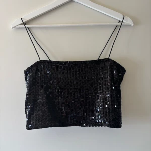 Oanvänd Svart paljett-topp från ginatricot stl S - Oanvänd svart topp stl S. Oanvänd men lapp saknas 