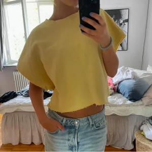 Ljusgul topp - Super fin och cool ljusgul topp perfekt till sommaren 💕Klippt hemma