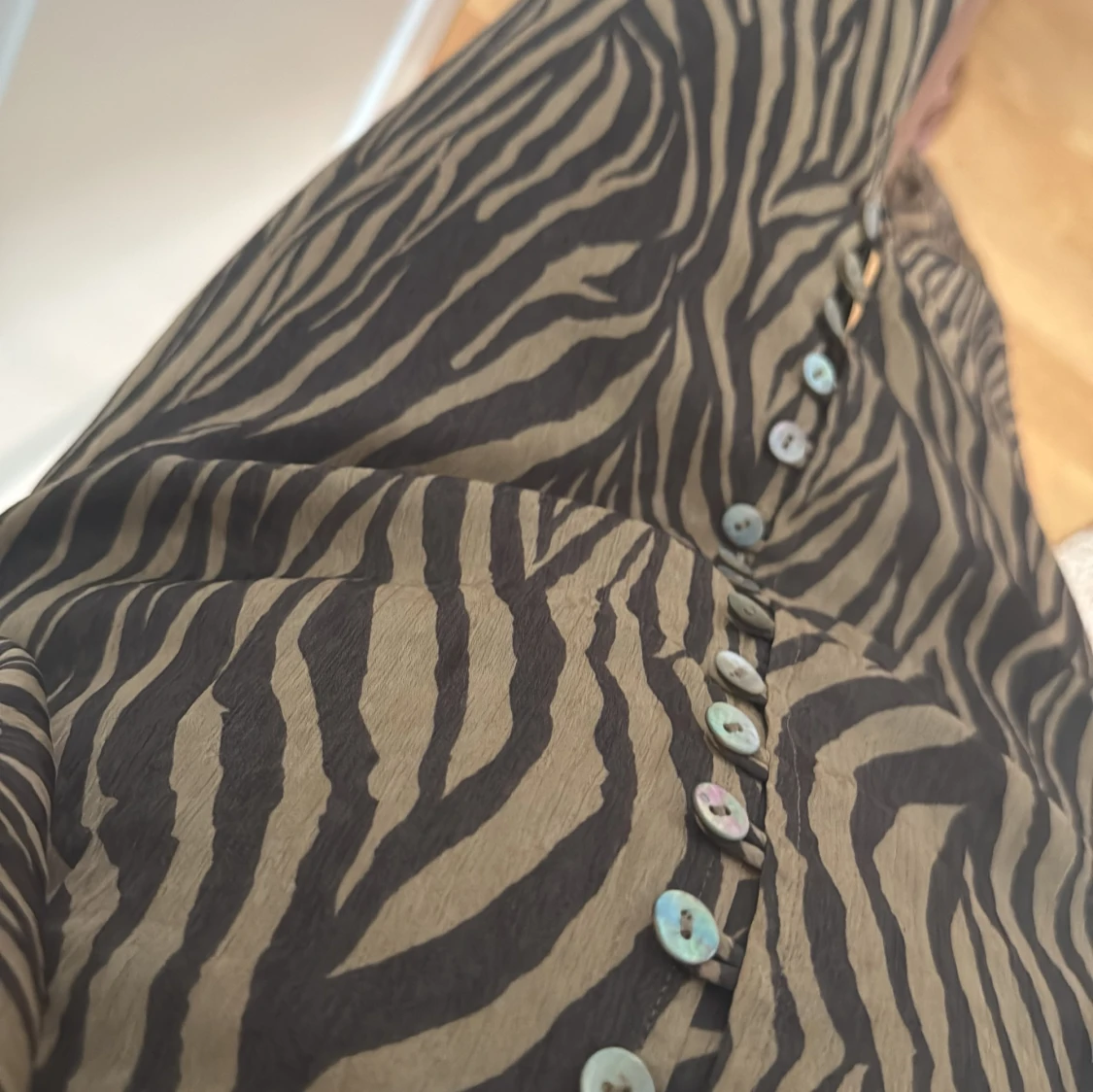 Zebramönstrad långklänning med knappar - 2