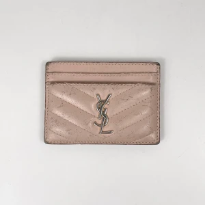 Saint Laurent korthållare - YSL korthållare i rosa/beige. Skick: 6/10. Retail: 3,200 SEK.