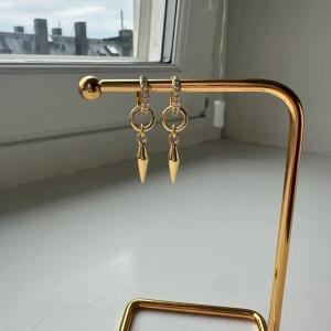 Super snygga guld örhängen - Nit örhängen i guld från Alvazessenitials. Använda 2 gngr.