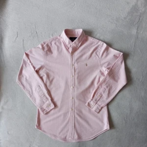 Rosa randig skjorta från Ralph Lauren - Snygg rosa och vit randig skjorta från Ralph Lauren i slim fit-modell. Perfekt skick, nypris 1995, mitt pris, 799! 