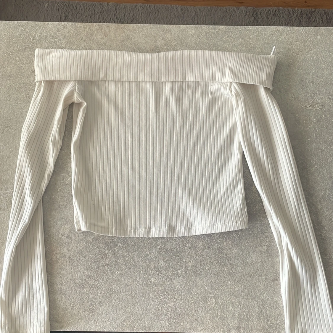 Vit ribbad offshoulder topp